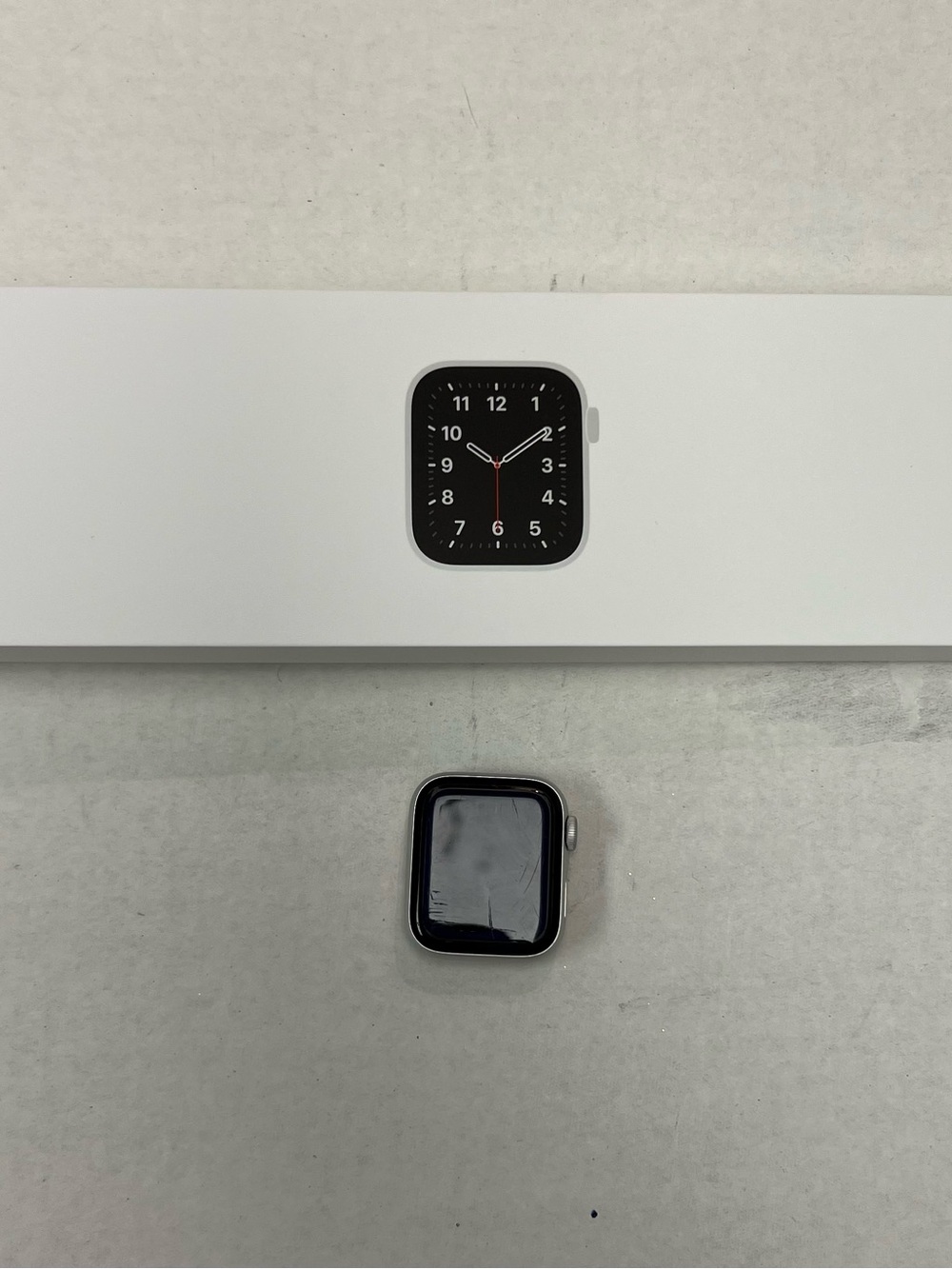 Apple Watch SE 40mm Silver Aluminum Digital Crown